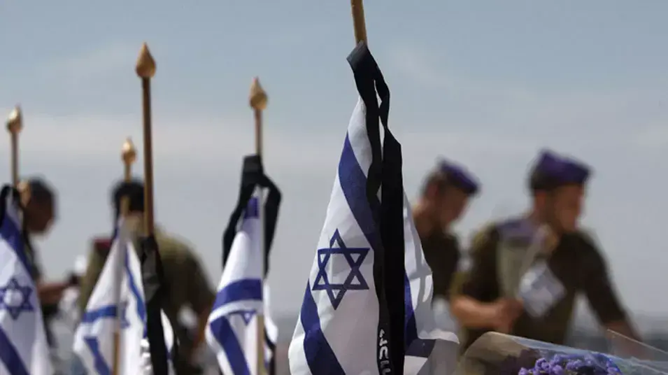 חיילים מניחים דגלי ישראל ליד קברי חללי צה"ל בהר הזיתים חיילים מניחים דגלי ישראל ליד קברי חללי צה"ל בהר הזיתים
