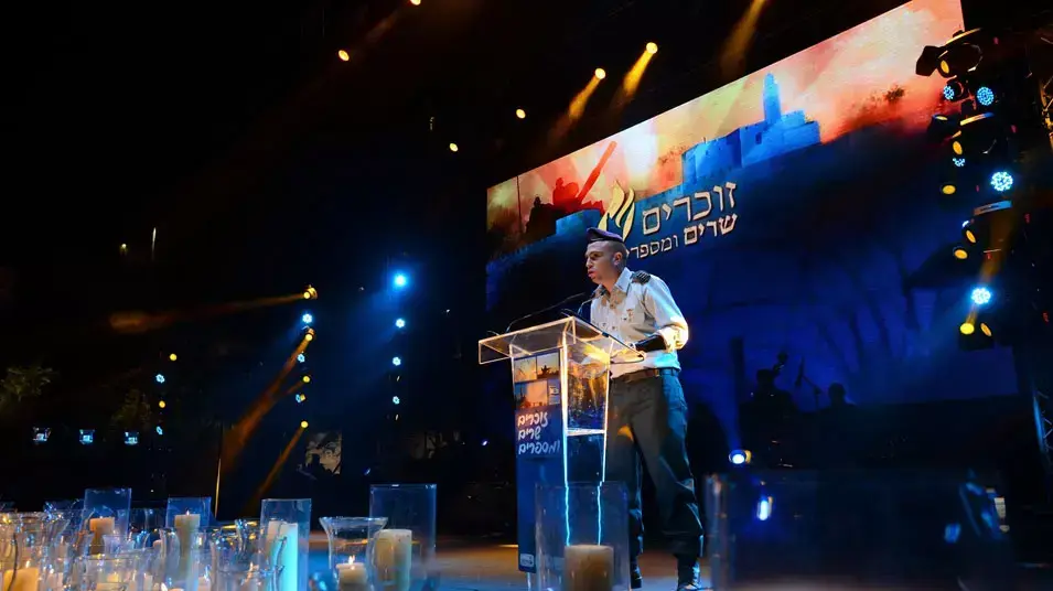 סרן זיו שילון, שאיבד את ידו בפיצוץ מטען חבלה בגבול רצועת עזה, נואם בטקס יום הזיכרון בבריכת הסולטן בירושלים, 14 באפריל 2013 סרן זיו שילון, שאיבד את ידו בפיצוץ מטען חבלה בגבול רצועת עזה, נואם בטקס יום הזיכרון בבריכת הסולטן בירושלים, 14 באפריל 2013