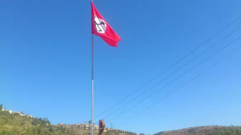 דגל נאצי התנוסס במבשרת ציון ביום הזיכרון, 15 באפריל 2013 דגל נאצי התנוסס במבשרת ציון ביום הזיכרון, 15 באפריל 2013