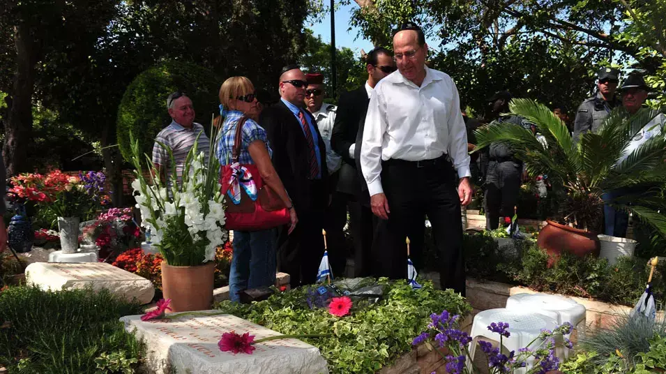 שר הביטחון משה (בוגי) יעלון בבית העלמין הצבאי בקריית שאול שר הביטחון משה (בוגי) יעלון בבית העלמין הצבאי בקריית שאול
