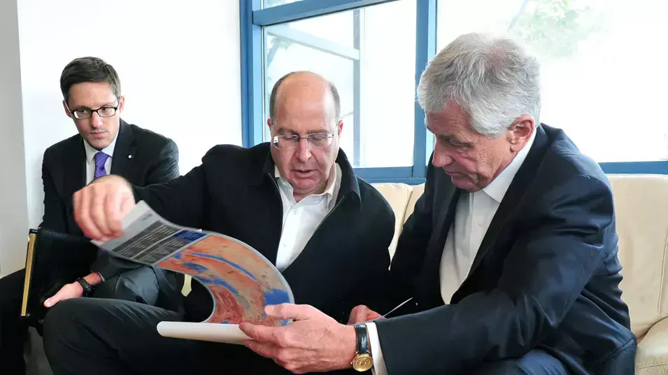 שר הביטחון, משה (בוגי) יעלון, בסיור מוסק לרמת הגולן, עם שר ההגנה האמריקאי, צ'אק הייגל, אפריל 2013 שר הביטחון, משה (בוגי) יעלון, בסיור מוסק לרמת הגולן, עם שר ההגנה האמריקאי, צ'אק הייגל, אפריל 2013