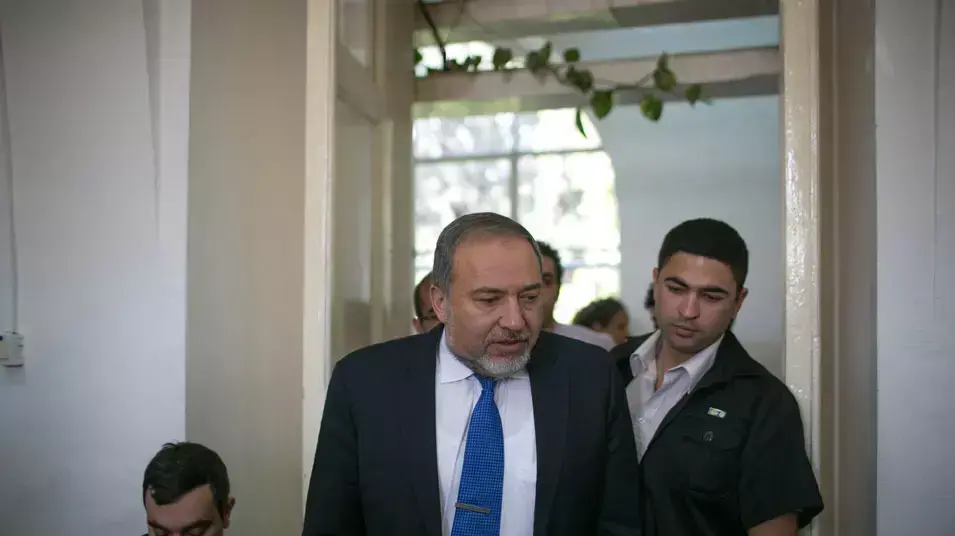 אביגדור ליברמן נכנס לבית המשפט. אפריל 2013 אביגדור ליברמן נכנס לבית המשפט. אפריל 2013
