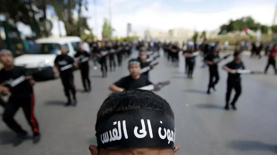 ילד פלסטיני עם מטפחת ועליה כתוב "מגיע לירושלים" בצעדת יום הנכבה ברמאללה, 15 במאי 2013 ילד פלסטיני עם מטפחת ועליה כתוב "מגיע לירושלים" בצעדת יום הנכבה ברמאללה, 15 במאי 2013