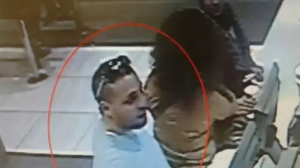 המשטרה מחפשת אחרי אדם זה שהונה סניפי מקדונלד'ס ברחבי הארץ, 16 מאי 2013 המשטרה מחפשת אחרי אדם זה שהונה סניפי מקדונלד'ס ברחבי הארץ, 16 מאי 2013