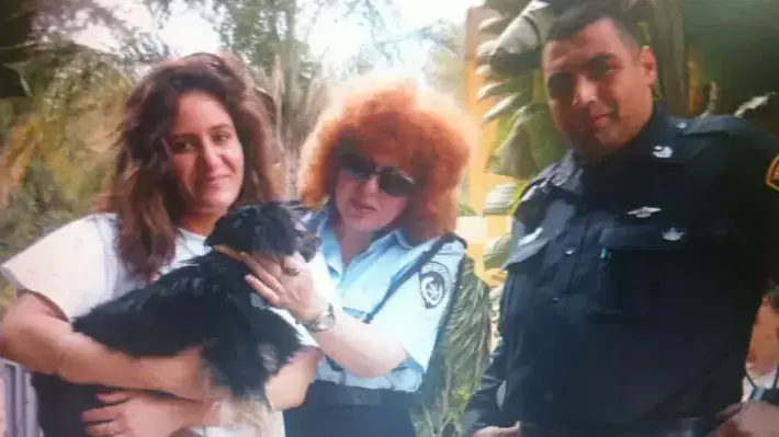השוטרים ובני המשפחה שכלבם הושב השוטרים ובני המשפחה שכלבם הושב