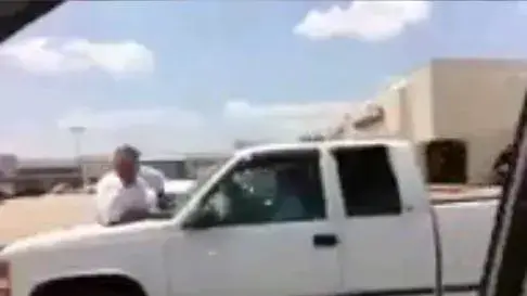 אדם שנדרס על ידי טנדר נתלה עליו ומבקש עזרה אדם שנדרס על ידי טנדר נתלה עליו ומבקש עזרה