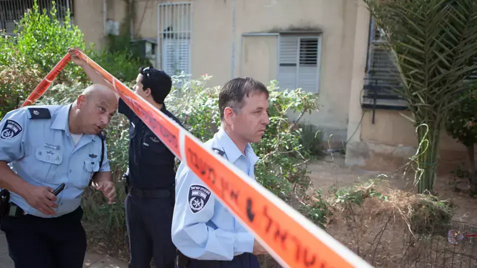 שוטר פתח באש לעבר קשיש החשוד שניסה לדקור את זוגתו בבת ים שוטר פתח באש לעבר קשיש החשוד שניסה לדקור את זוגתו בבת ים