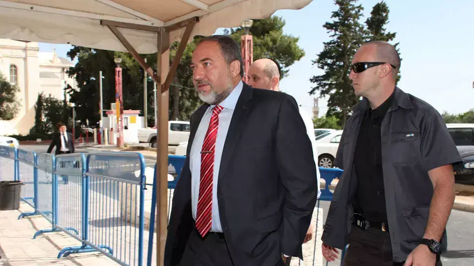 ח"כ אביגדור ליברמן בכניסה לבית משפט השלום, מאי 2013 ח"כ אביגדור ליברמן בכניסה לבית משפט השלום, מאי 2013