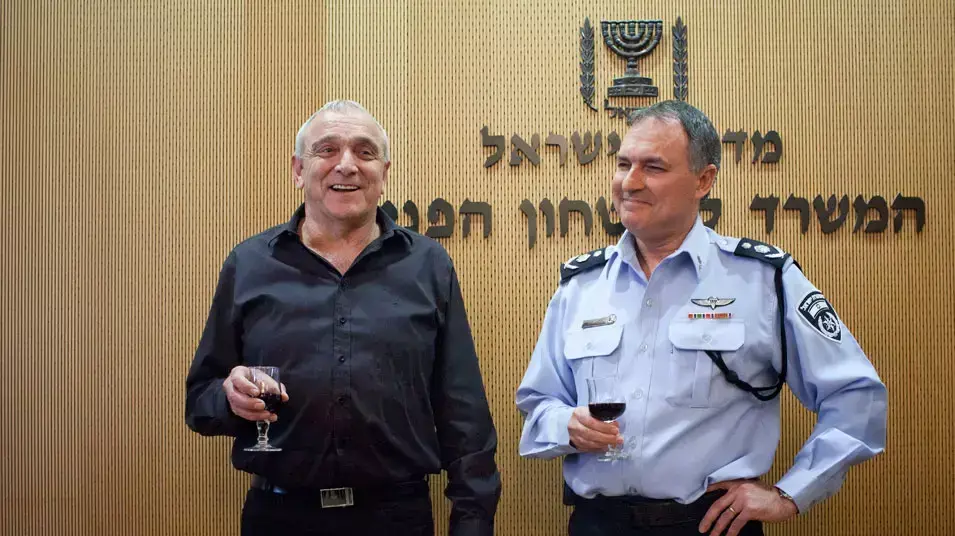 אהרונוביץ ודנינו בטקס המינויים במשטרה, מאי 2013 אהרונוביץ ודנינו בטקס המינויים במשטרה, מאי 2013