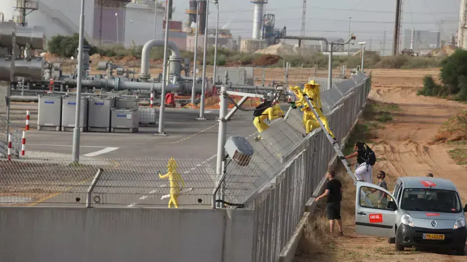 פעילי גרינפיס חדרו למתקן לקליטת גז באשדוד, יוני 2013 פעילי גרינפיס חדרו למתקן לקליטת גז באשדוד, יוני 2013