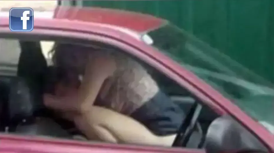 זוג מקיים יחסי מין ברכב זוג מקיים יחסי מין ברכב