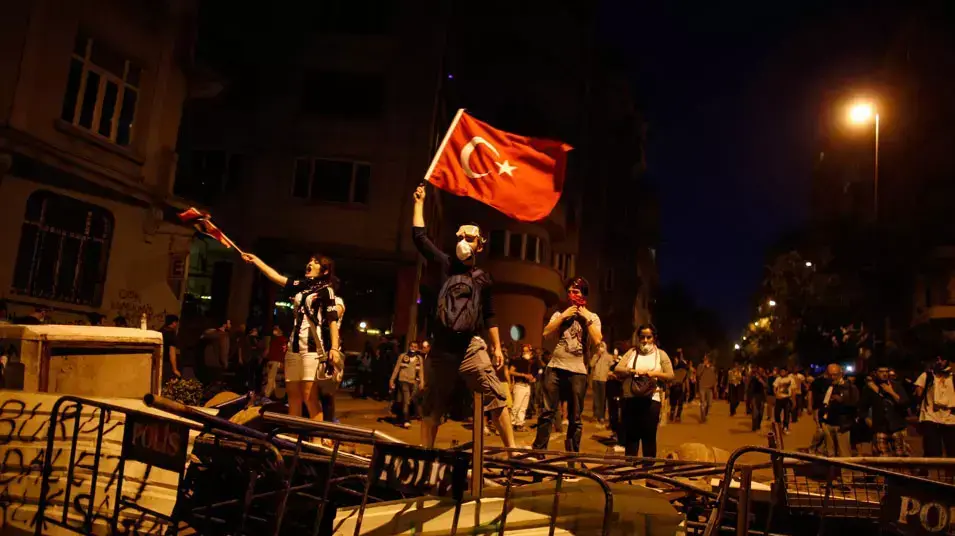 מפגינים בכיכר טקסים באיסטנבול, יוני 2013 מפגינים בכיכר טקסים באיסטנבול, יוני 2013
