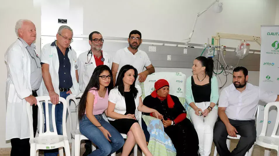 מפגש מרגש במרכז הרפואי סורוקה בין מליכא ג'מעין, מושתלת כליה לבין משפחת התורמת והרופאים שביצעו את הניתוח. יוני 2013 מפגש מרגש במרכז הרפואי סורוקה בין מליכא ג'מעין, מושתלת כליה לבין משפחת התורמת והרופאים שביצעו את הניתוח. יוני 2013
