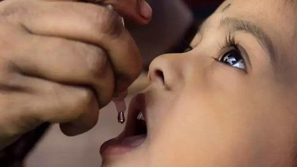 ילדה מקבלת טיפול רפואי נגד פוליו. יוני 2013 ילדה מקבלת טיפול רפואי נגד פוליו. יוני 2013