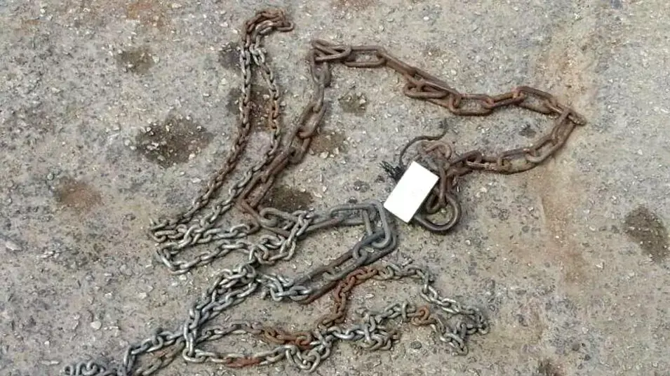שוטרים מתחנת שפרעם חילצו נערה שהוכתה ונכבלה בשרשראות על ידי אביה בחדר האמבטייה , יוני 2013 שוטרים מתחנת שפרעם חילצו נערה שהוכתה ונכבלה בשרשראות על ידי אביה בחדר האמבטייה , יוני 2013