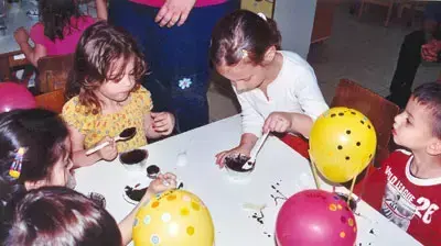 פעילות בלונים פורחים ועוגת שוקולד לילדים ( דנה מלמד ) פעילות בלונים פורחים ועוגת שוקולד לילדים ( דנה מלמד )