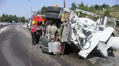 תאונת דרכים בין משאית לאוטובוס בכביש ירושלים תל אביב ( צילום זקא ) תאונת דרכים בין משאית לאוטובוס בכביש ירושלים תל אביב ( צילום זקא )