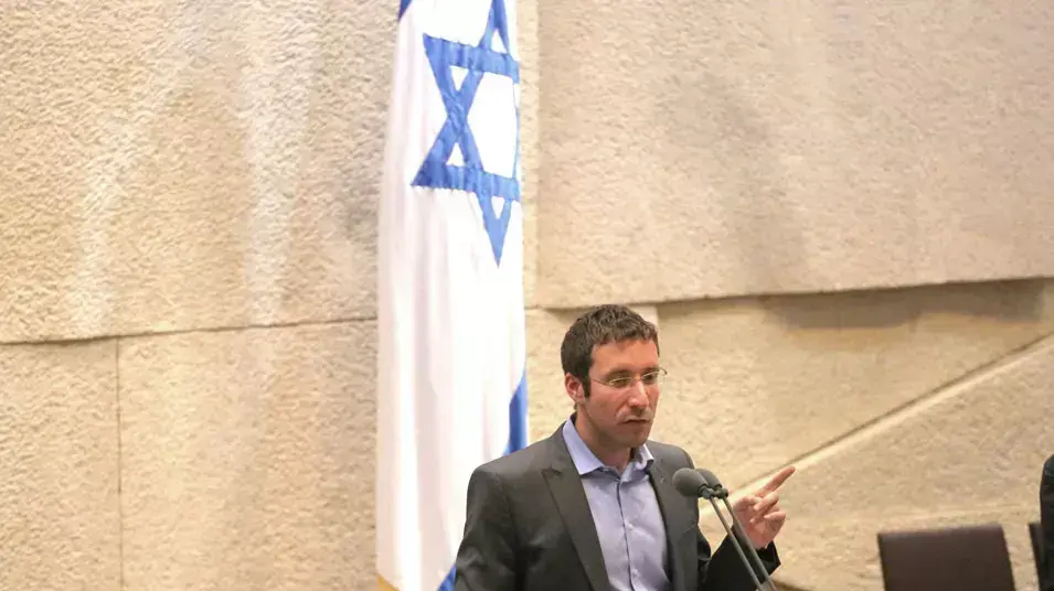 איציק שמולי נואם במליאת הכנסת לפני ההצבעה על התקציב. יוני 2013 איציק שמולי נואם במליאת הכנסת לפני ההצבעה על התקציב. יוני 2013