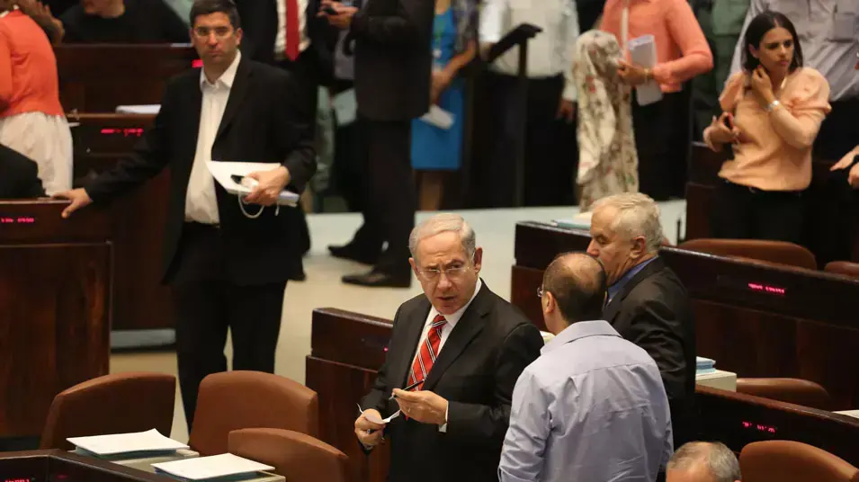 בנימין נתניהו וסילבן שלום במליאת הכנסת לפני ההצבעה על התקציב. יוני 2013 בנימין נתניהו וסילבן שלום במליאת הכנסת לפני ההצבעה על התקציב. יוני 2013