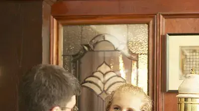 בחור ובחורה שותים בירה בפאב בחור ובחורה שותים בירה בפאב