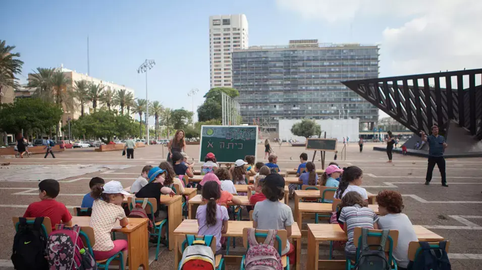 הפגנה של בית חינוך אביב שנמצא על סף סגירה. כיכר רבין. יוני 2013 הפגנה של בית חינוך אביב שנמצא על סף סגירה. כיכר רבין. יוני 2013