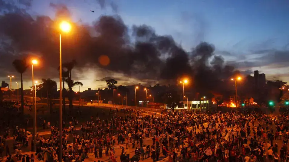 מפגינים ברזילאים בבלו הוריזונטה 27 ביוני 2013 מפגינים ברזילאים בבלו הוריזונטה 27 ביוני 2013