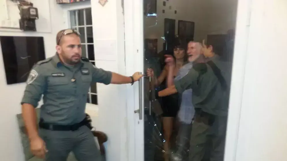 שוטרים פשטו על מסיבת "לילה שחור" בבית אחותי בדרום תל אביב, 27 ביוני 2013 שוטרים פשטו על מסיבת "לילה שחור" בבית אחותי בדרום תל אביב, 27 ביוני 2013