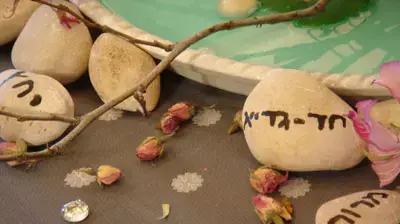 שולחנות פסח מעוצבים בתחרות שולחן הסדר 2005 שולחנות פסח מעוצבים בתחרות שולחן הסדר 2005