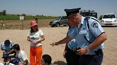 פעילי מגמה ירוקה מפגינים כנגד תוכניות הבניה בניצנים מול שערי חוות השיקמים פעילי מגמה ירוקה מפגינים כנגד תוכניות הבניה בניצנים מול שערי חוות השיקמים