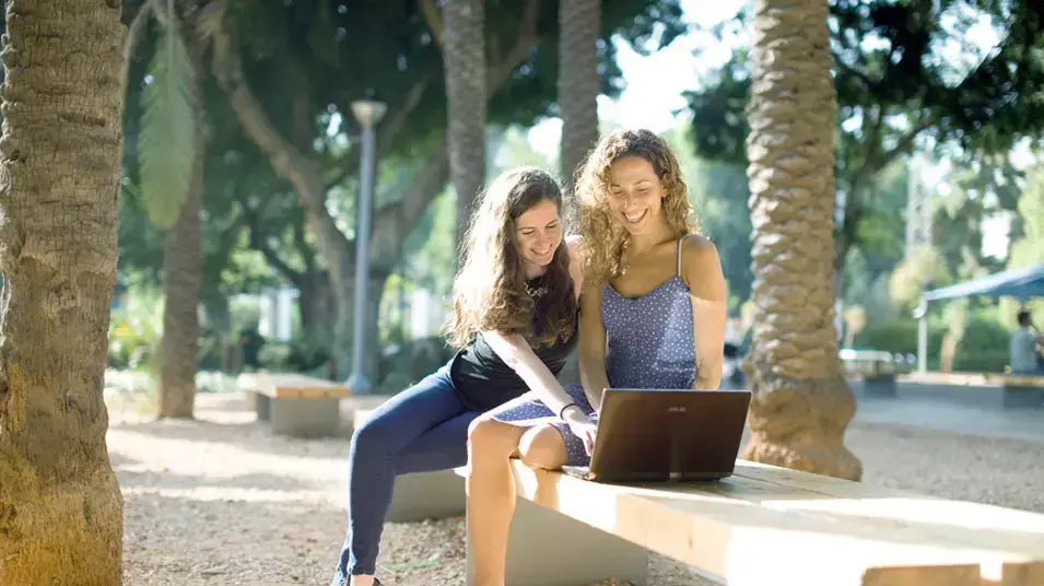 דנה פאר ונועה אוחיון שפתחו את עמוד הפייסבוק "דנה ונועה- תעשו לי קריירה". יולי 2013 דנה פאר ונועה אוחיון שפתחו את עמוד הפייסבוק "דנה ונועה- תעשו לי קריירה". יולי 2013