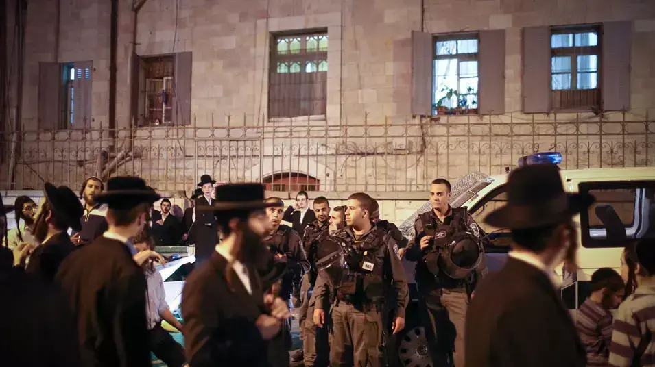 חרדים תקפו חייל חרדי בשכונת מאה שערים בירושלים והתעמתו עם שוטרים חרדים תקפו חייל חרדי בשכונת מאה שערים בירושלים והתעמתו עם שוטרים