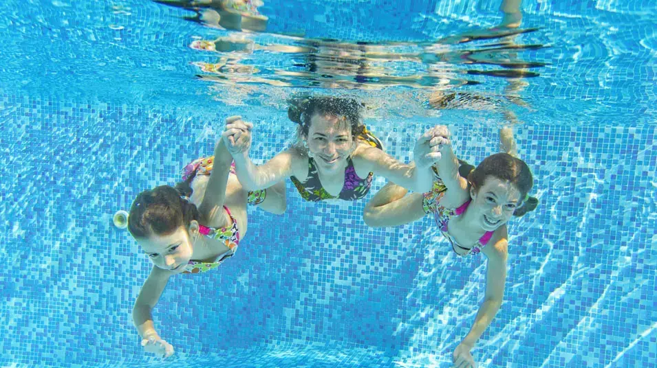 ילדים מתחת למים בבריכה ילדים מתחת למים בבריכה