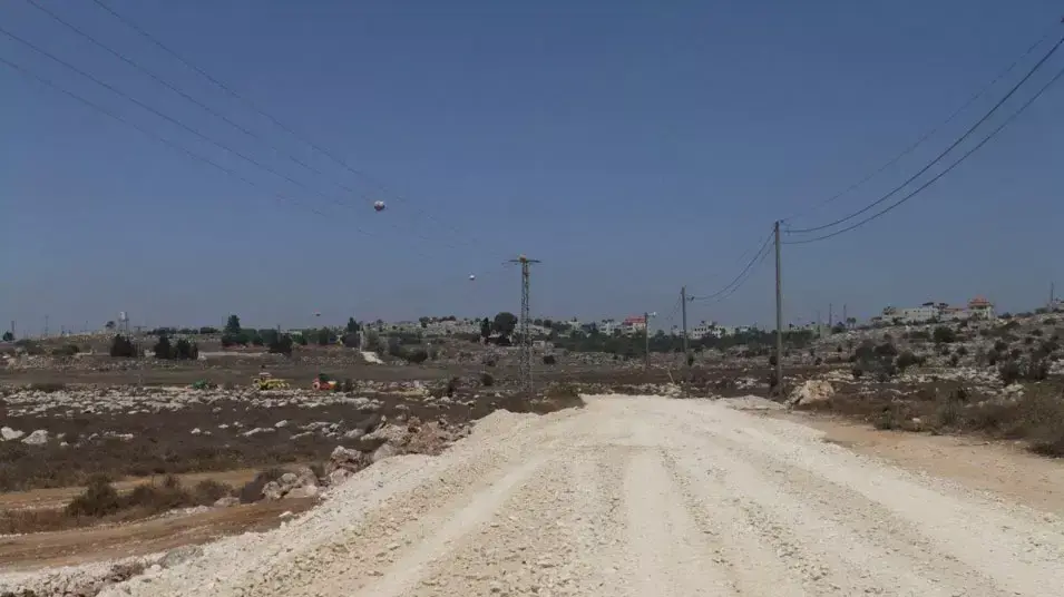 המתנחלים סוללים כביש גישה חדש לעמונה- ללא אישור. יולי 2013 המתנחלים סוללים כביש גישה חדש לעמונה- ללא אישור. יולי 2013