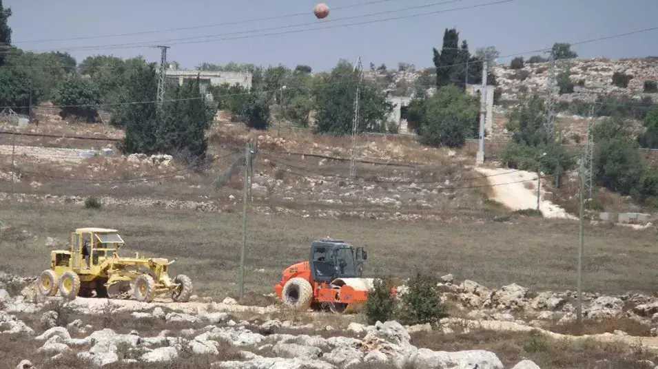 המתנחלים סוללים כביש גישה חדש לעמונה- ללא אישור. יולי 2013 המתנחלים סוללים כביש גישה חדש לעמונה- ללא אישור. יולי 2013