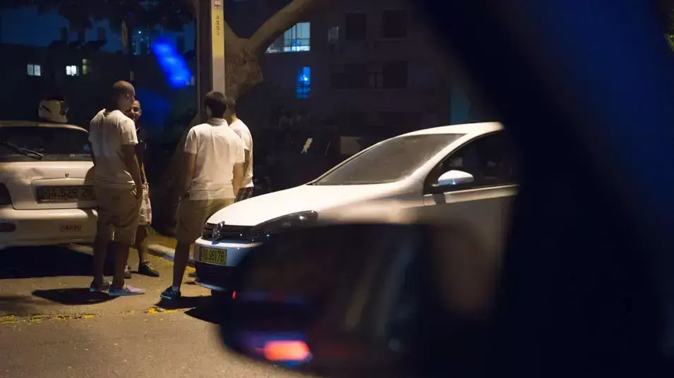 חוקר פרטי עוקב אחר בני נוער, אילוסטרציה חוקר פרטי עוקב אחר בני נוער, אילוסטרציה