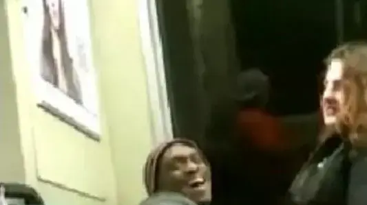 זוג מקיים יחסי מין ברכבת הקלה בסאן פרנסיסקו זוג מקיים יחסי מין ברכבת הקלה בסאן פרנסיסקו