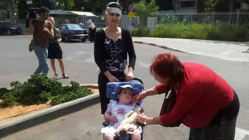 השבת הראשונה של אדל ביטון בביתה מאז שוחררה מבית החולים. יולי 2013 השבת הראשונה של אדל ביטון בביתה מאז שוחררה מבית החולים. יולי 2013