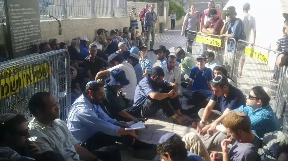 התור להר הבית שנסגר למבקרים יהודים בתשעה באב. יולי 2013 התור להר הבית שנסגר למבקרים יהודים בתשעה באב. יולי 2013