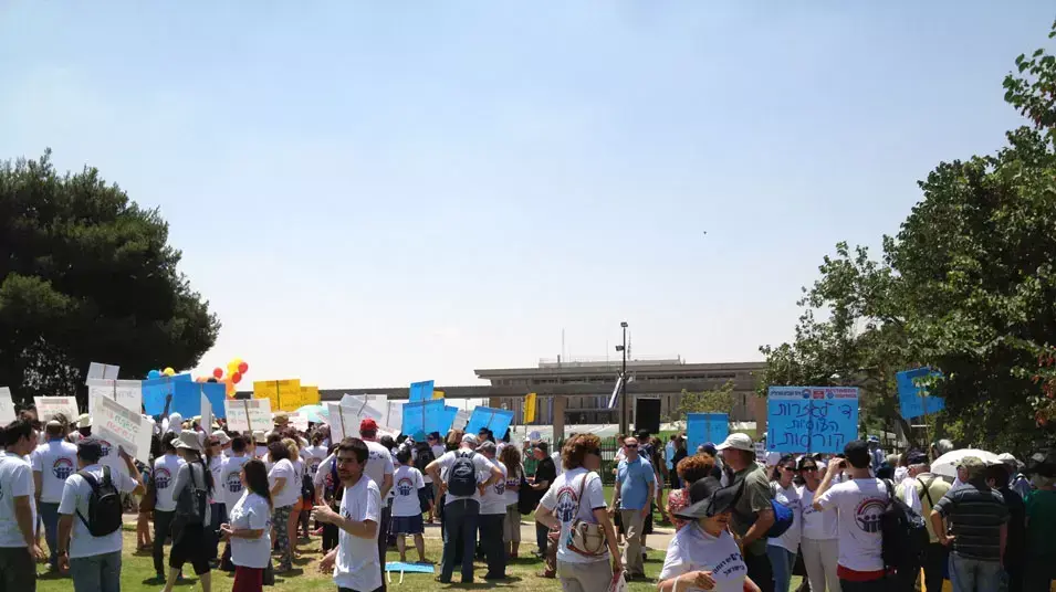 הפגנת עובדים סוציאליים וגמלאים נגד התקציב מול משכן הכנסת, 17.7.2013 הפגנת עובדים סוציאליים וגמלאים נגד התקציב מול משכן הכנסת, 17.7.2013