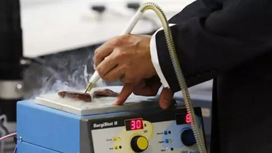 רופא בבית חולים בלונדון מדגים את השימוש בסכין החכמה נגד הסרטן רופא בבית חולים בלונדון מדגים את השימוש בסכין החכמה נגד הסרטן