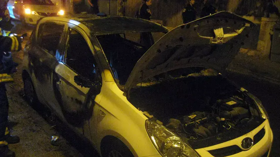 רכב של קצין משטרה עלה באש בדרך בית לחם בירושלים, יולי 2103 רכב של קצין משטרה עלה באש בדרך בית לחם בירושלים, יולי 2103