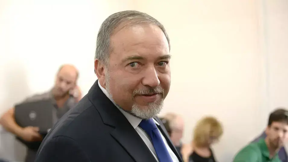 אביגדור ליברמן בבית משפט השלום ירושלים בדיון אחרון לפני הכרעת הדין. יולי 2013 אביגדור ליברמן בבית משפט השלום ירושלים בדיון אחרון לפני הכרעת הדין. יולי 2013