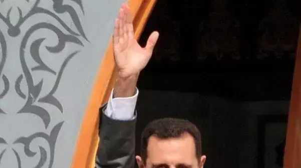 הנשיא בשאר אסד מנופף אל תומכיו במהלך ביקור בעיר א-רקה שבצפון סוריה הנשיא בשאר אסד מנופף אל תומכיו במהלך ביקור בעיר א-רקה שבצפון סוריה