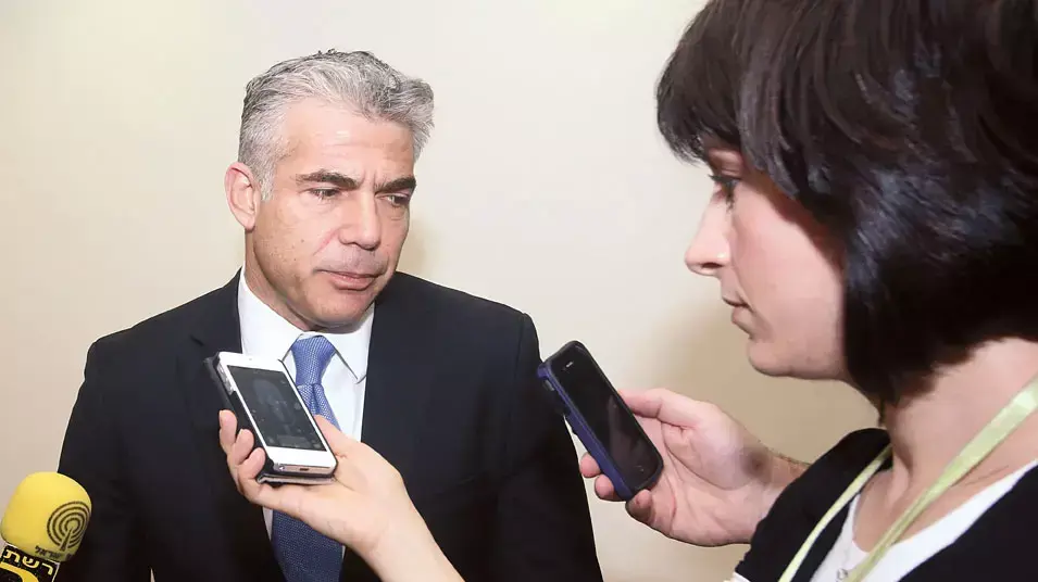 יאיר לפיד בכניסה לישיבת הממשלה יאיר לפיד בכניסה לישיבת הממשלה