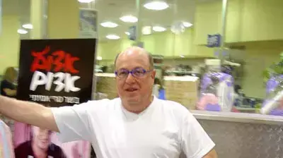 טוביה צפיר בקניות סופרמרקט טוביה צפיר בקניות סופרמרקט