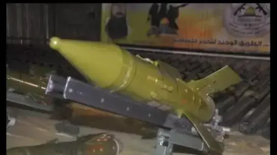 ביום בו נפתח המו"מ, תצוגת תכלית  של כלי נשק ואמצעי לחימה  באתר  גדודי אל-אקצא של הפת"ח, יולי 2013