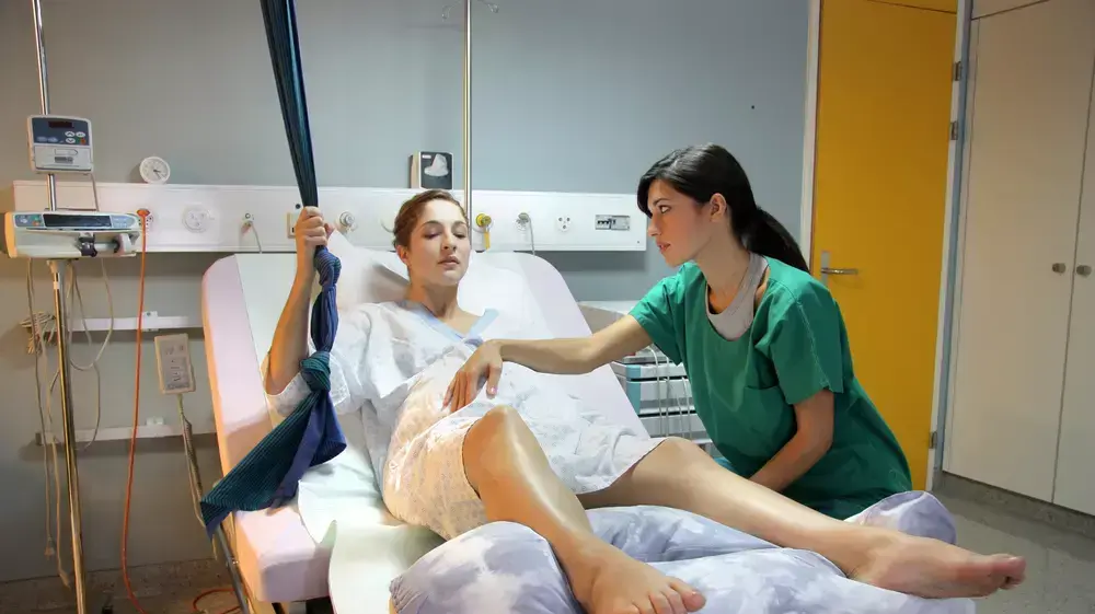 יולדת ואחות מיילדת בחדר לידה יולדת ואחות מיילדת בחדר לידה
