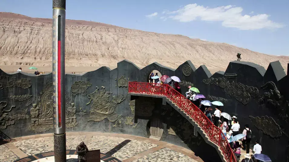 תיירים סינים מסיירים ליד מדחום ענק, 31 יולי 2013 תיירים סינים מסיירים ליד מדחום ענק, 31 יולי 2013