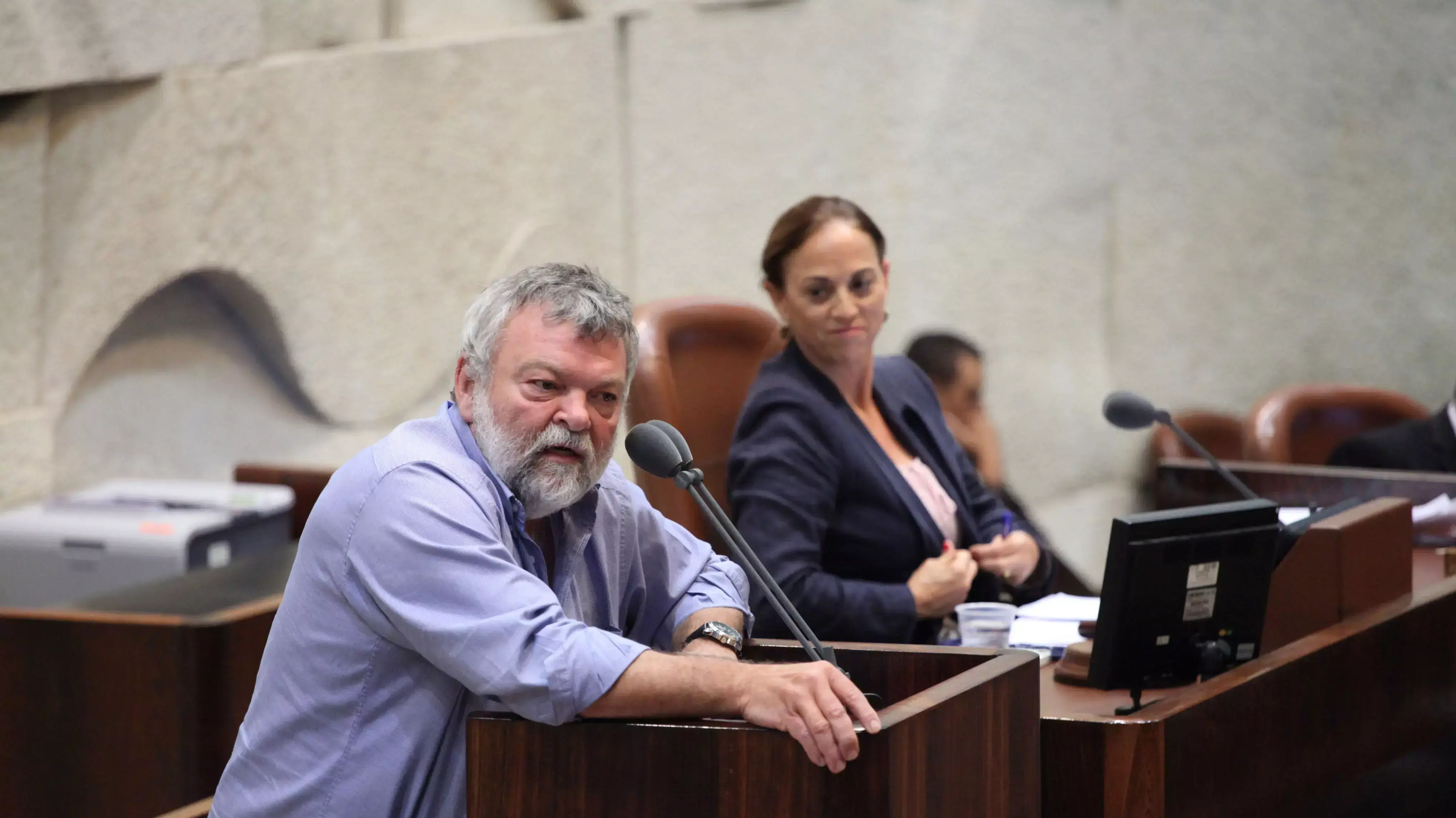 אילן גילאון ורות קלדרון במליאת הכנסת בדיון על חוק המשילות אילן גילאון ורות קלדרון במליאת הכנסת בדיון על חוק המשילות