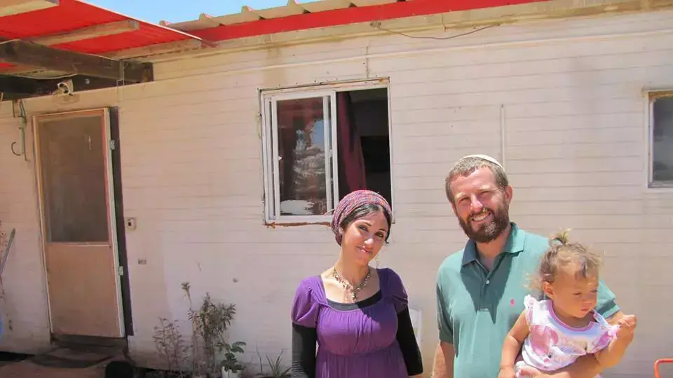 חיים וקרן פרלמן, ששוטרים ביצעו חיפוש תקיף בביתם במאחז תפוח בחשד שהיו מעורבים ברצח בבר נוער חיים וקרן פרלמן, ששוטרים ביצעו חיפוש תקיף בביתם במאחז תפוח בחשד שהיו מעורבים ברצח בבר נוער